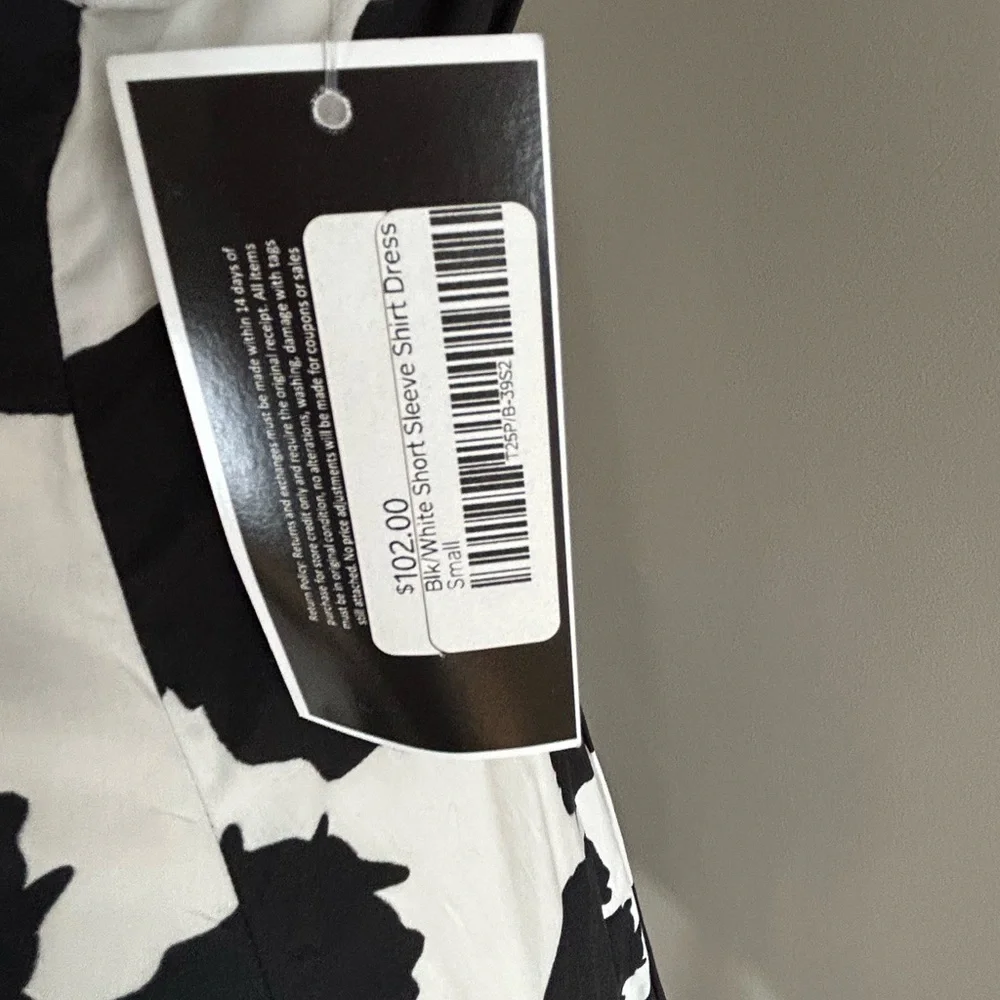 Elegant Black and White Abstract Dress - Picture 4 of 5